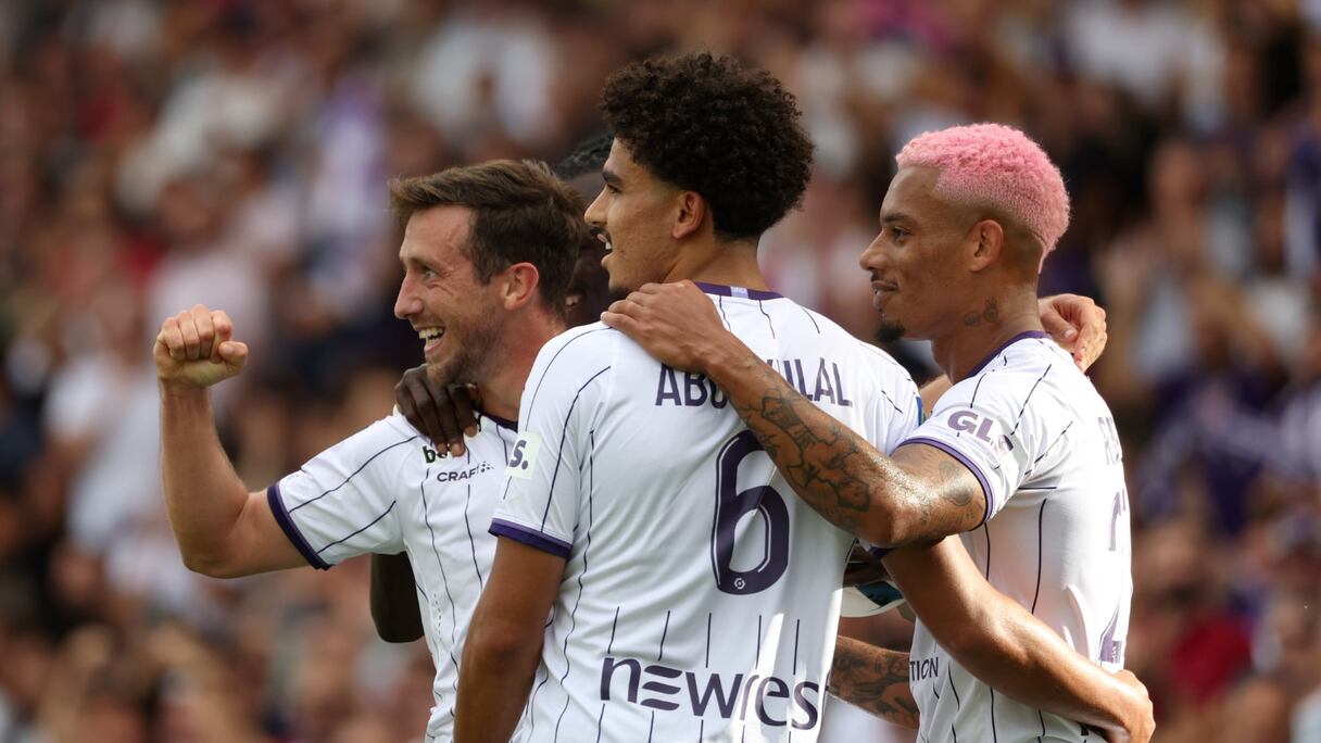 Zakaria Aboukhlal portant le numéro 6.