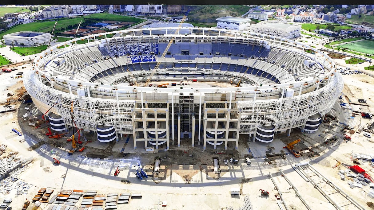 أشغال ملعب طنجة: بتقنيات عالية الدّقة.. مشاهد حصرية لرفع أكبر حلقة سقف بالعالم