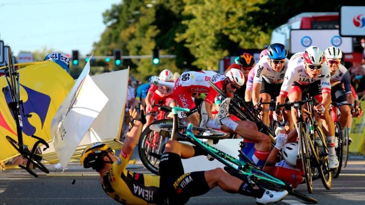 Le cycliste néerlandais Dylan Groenewegen fait lourdement chuter son compatriote Fabio Jakobsen lors du Tour de Pologne.