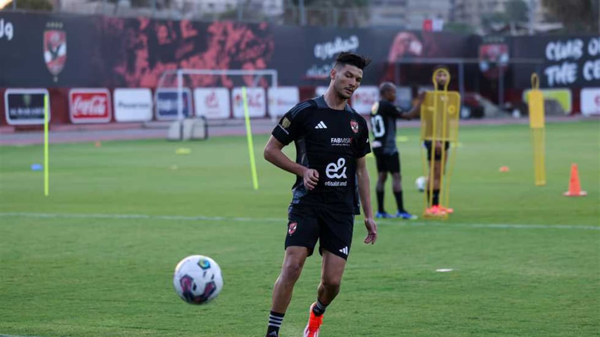 أشرف داري لاعب فريق الأهلي المصري