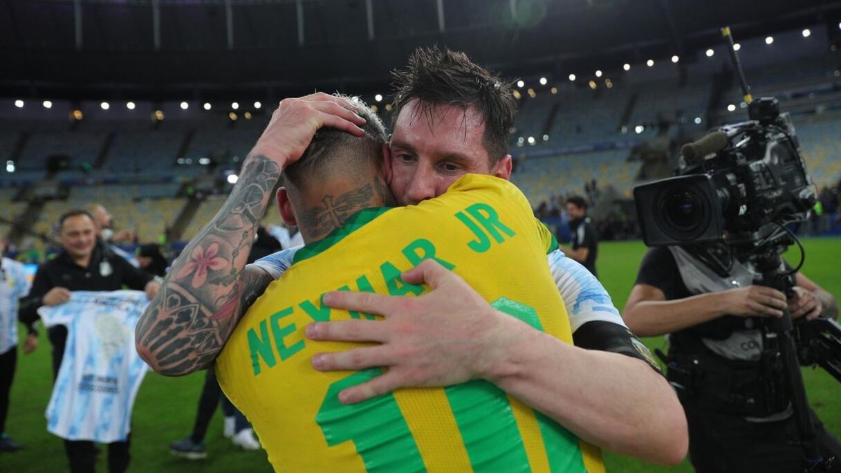Une magnifique accolade entre Messi et Neymar après la finale de la Copa America.