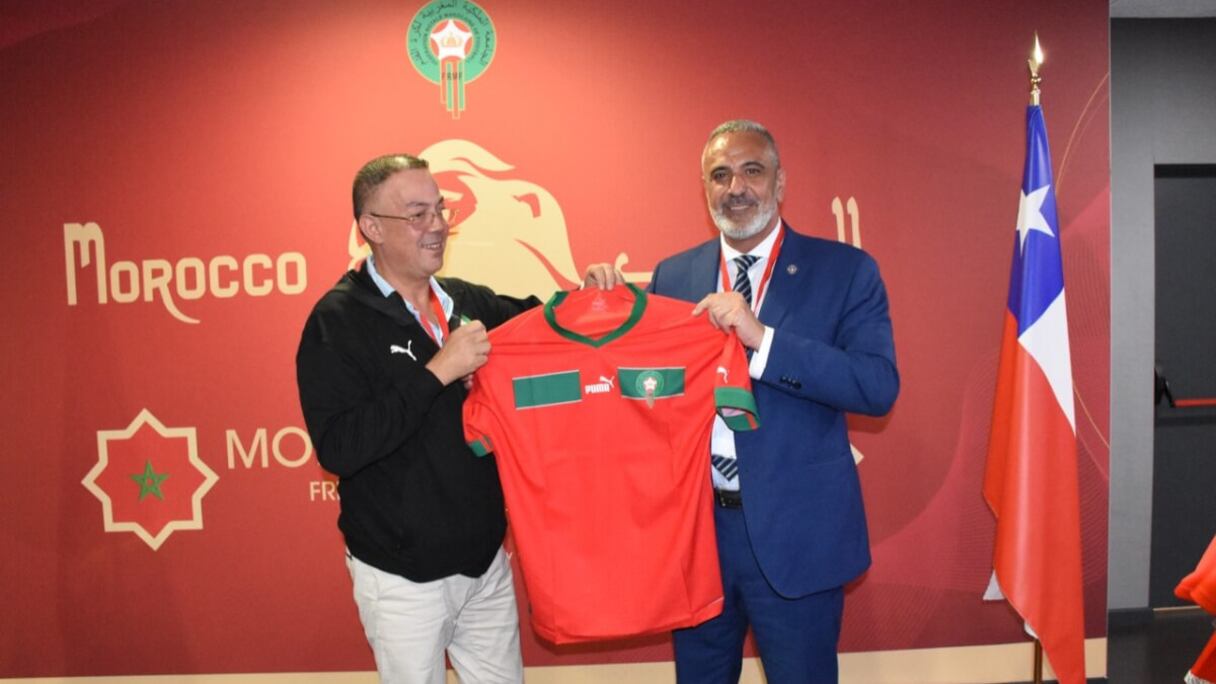 Fouzi Lekjaa et Pablo Milad, présidents de la Fédération royale marocaine de football et de la Fédération du Chili de football.