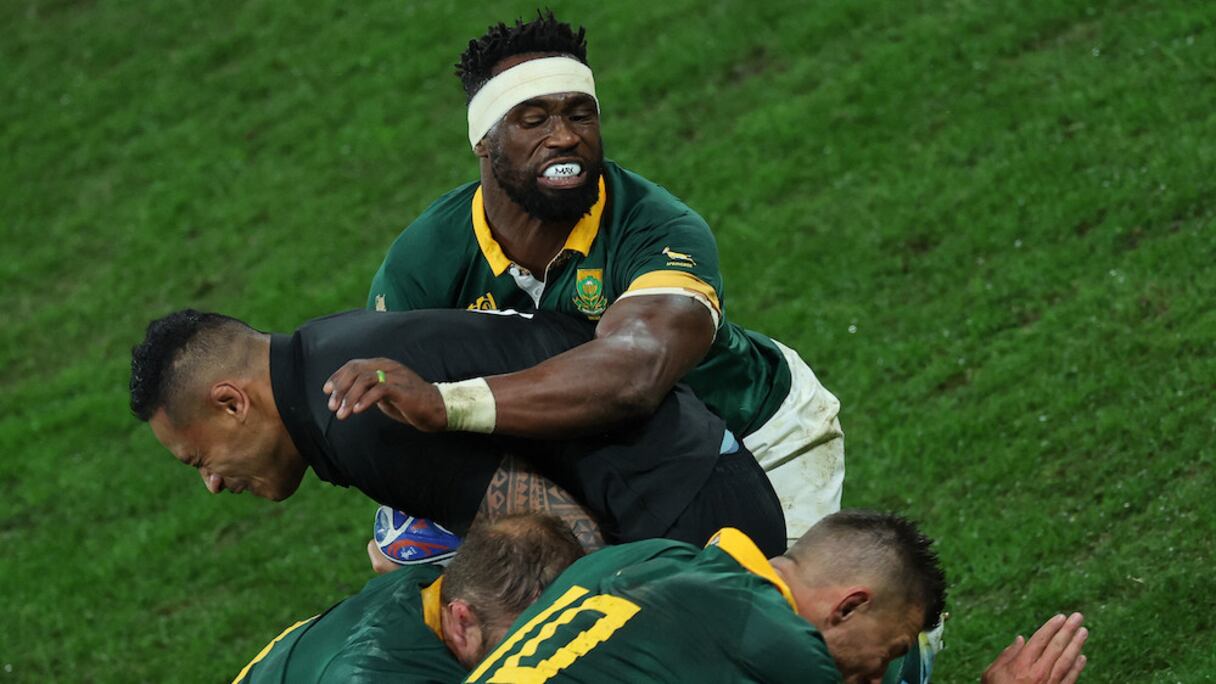 Siya Kolisi face aux All Blacks.