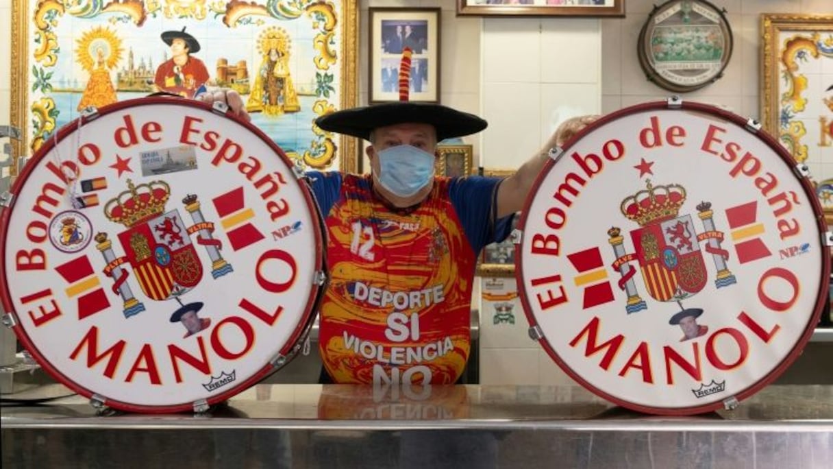 Manuel Caceres Artesero, connu sous le nom de "Manolo El del Bombo", supporter acharné de l'équipe d'Espagne de football, dans son bar de Valence le 20 mai 2020.
