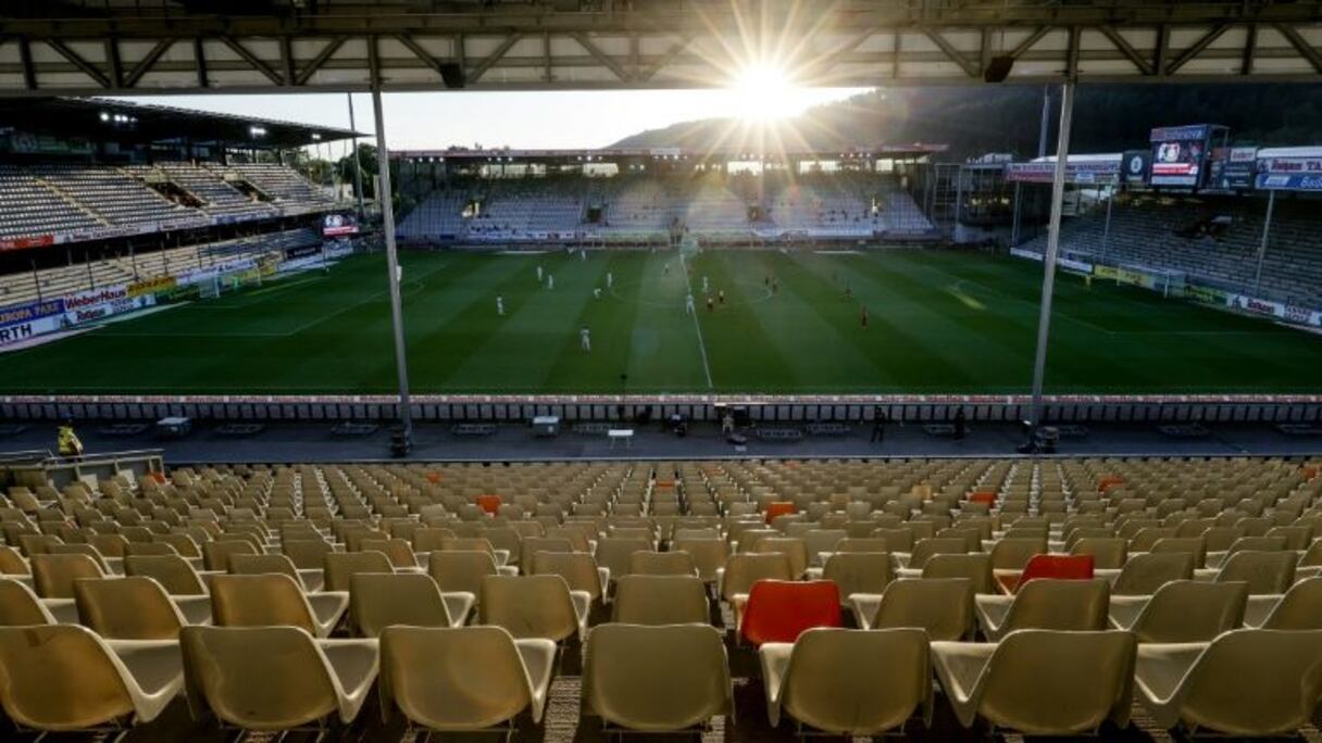 Les tribunes totalement vides du stade de Fribourg pendant le match de Bundesliga à huis-clos entre le SC Fribourg et le Bayer Leverkusen le 29 mai 2020 à Fribourg.