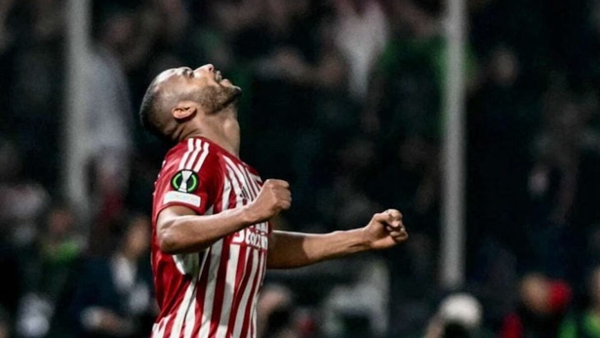 Ayoub El Kaabi avec le trophée de la Ligue Europa Conférence.