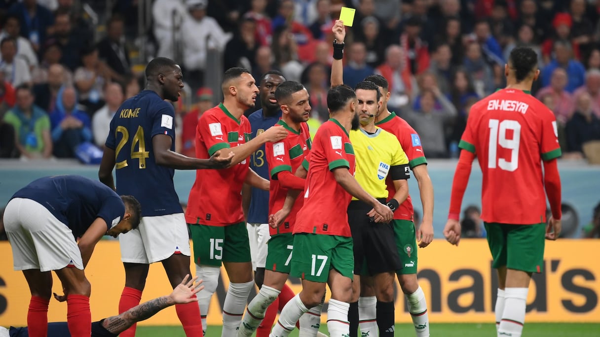 Cesar Ramos donne un carton jaune à Sofiane Boufal, lors de la demi-finale mondiale France-Maroc (2-0), le 14 décembre 2022