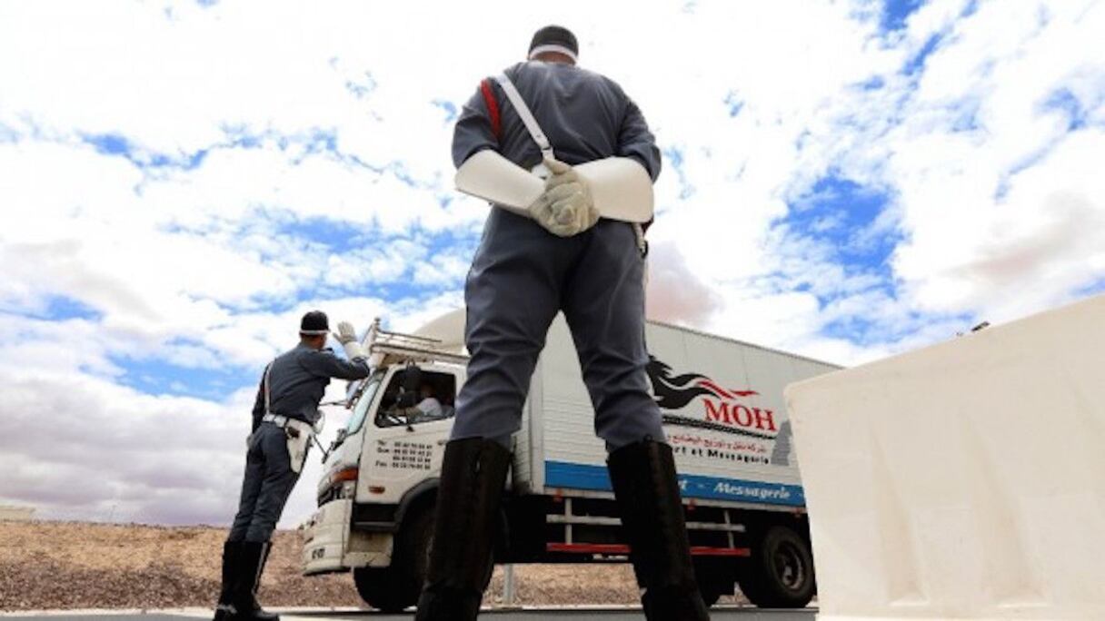Des éléments de la Gendarmerie royale veillant au respect de l'état d'urgence sanitaire.