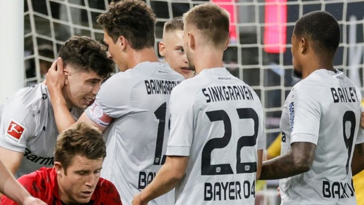 Le milieu de terrain offensif de Leverkusen Kai Havertz, félicité par ses coéquipiers après son but à Fribourg, le 29 mai 2020.