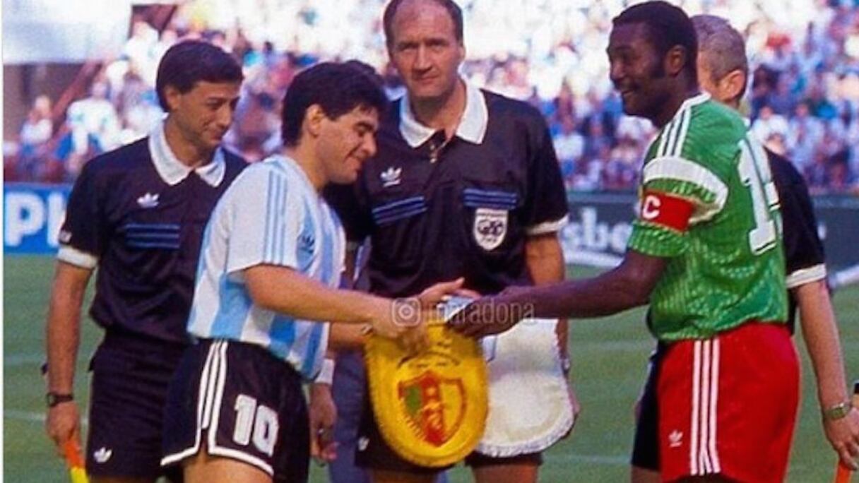 Diego Maradona et Stephen Tataw lors du Mondial 1990.