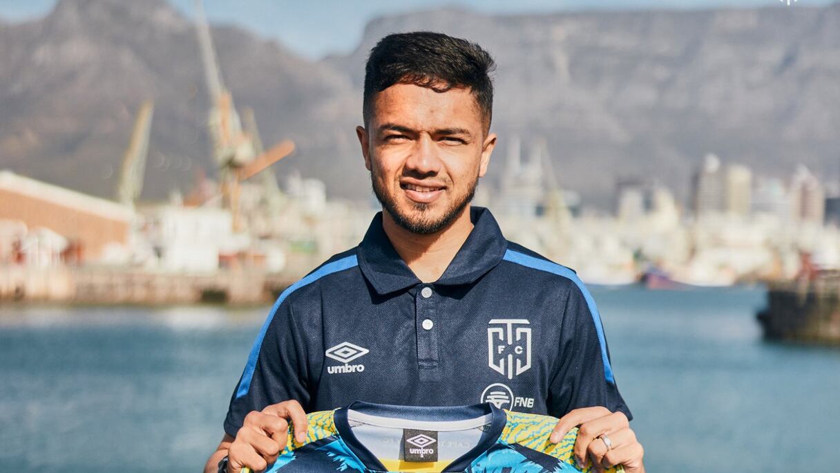 Haashim Domingo avec le maillot de son nouveau club, le Cape Town City FC