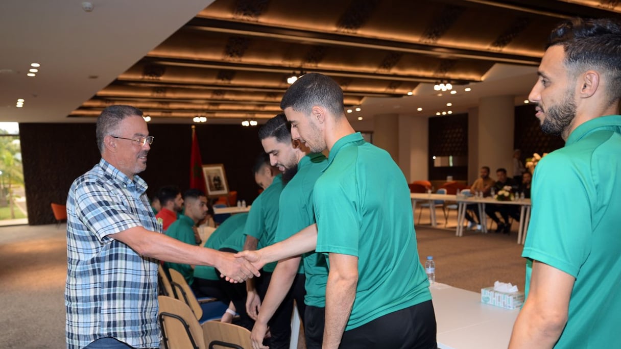 Fouzi Lekjaa avec les membres de la sélection nationale de futsal.