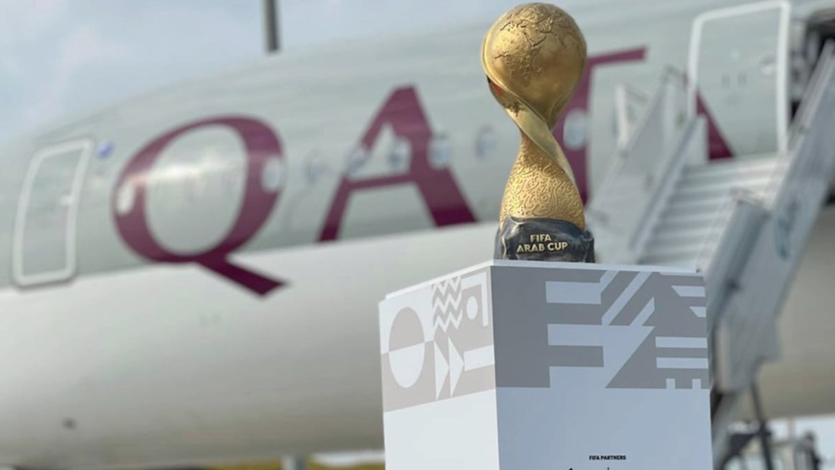 Le trophée de la Coupe arabes des nations FIFA.