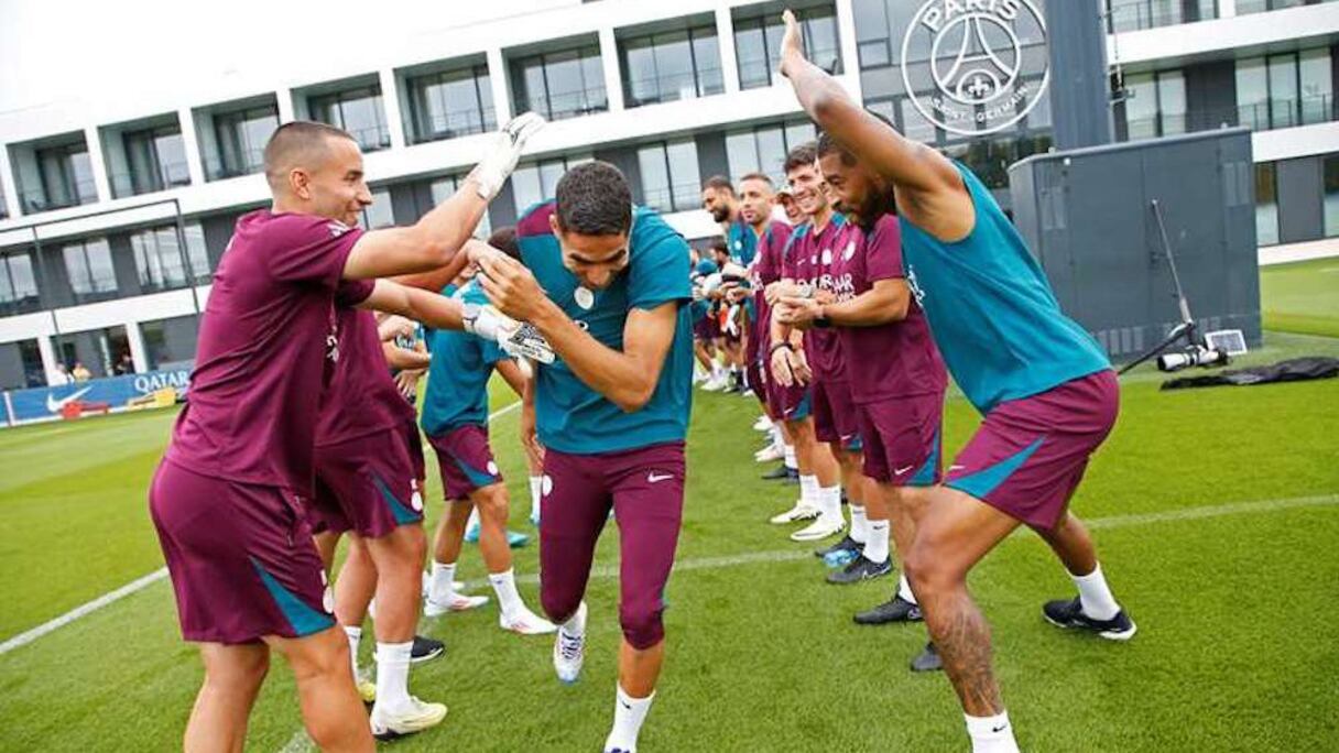 Achraf Hakimi accueilli par ses coéquipiers au Campus PSG, ce mardi 13 août 2024.