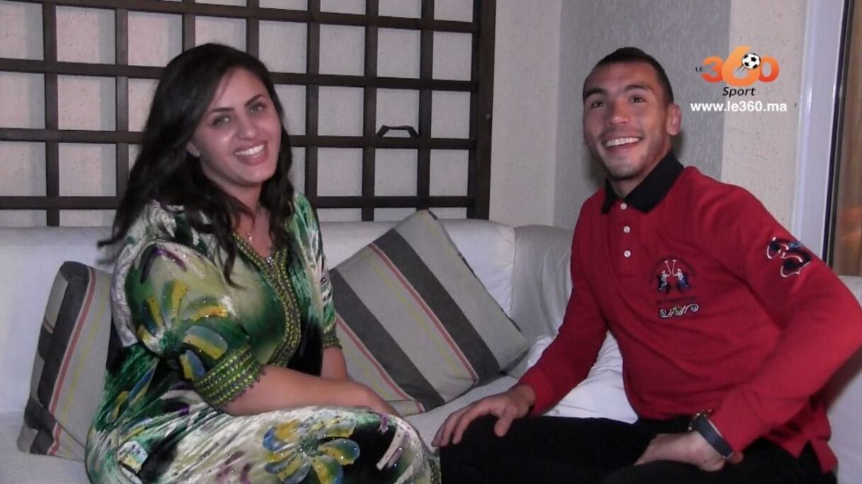 Abderrahim Achakir avec son épouse lors d'une visite de le360sport au domicile du couple.