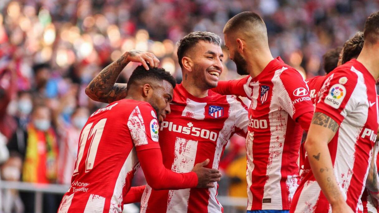 Angel Correa fête son but face au Rayo Vallecano avec ses coéquipiers de l'Atlético, dimanche 2 janvier 2022.