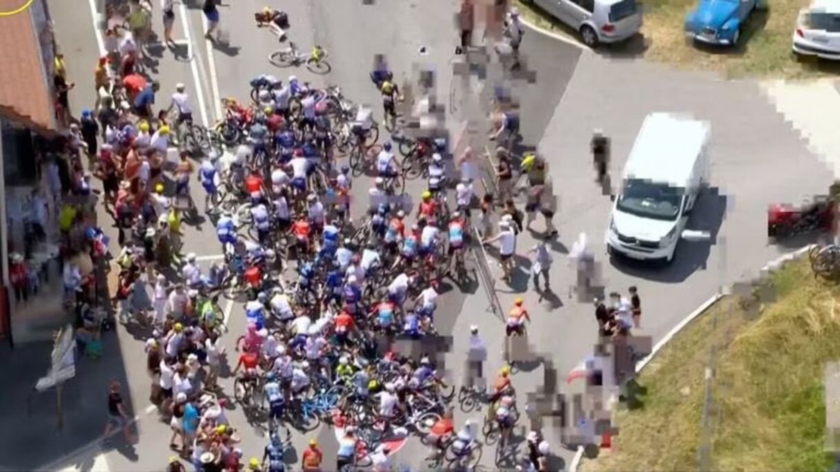 Chute sur la 15e étape du Tour de France, le 16 juillet 2023.