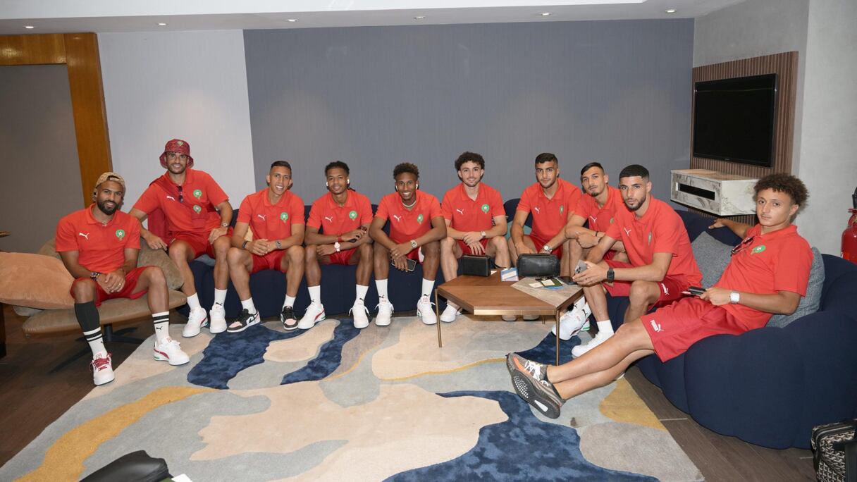 Les Lionceaux de l'Atlas U23 à l'aéroport avant le départ pour la France.