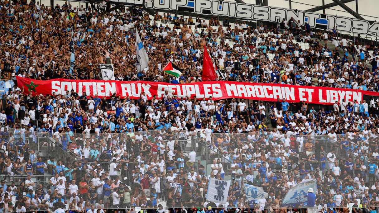 Une banderole déployée au stade Vélodrome en soutien aux peuples marocain et libyen.