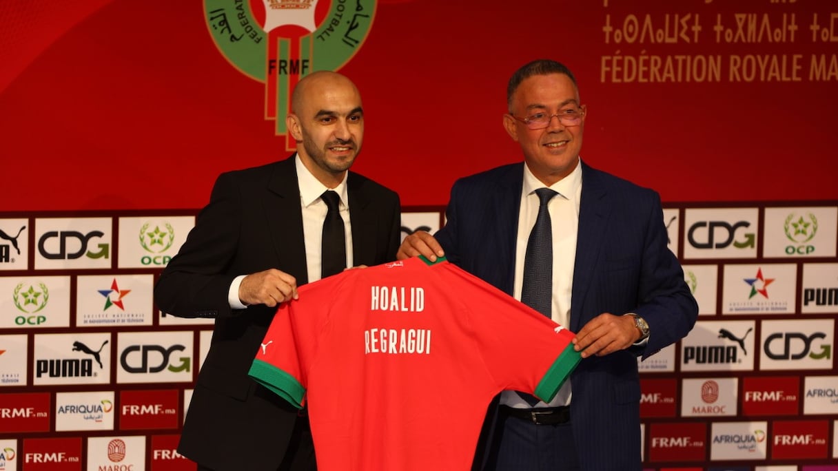 Walid Regragui lors de sa présentation en tant que sélectionneur des Lions de l'Atlas, et Fouzi Lekjaa, président de la Fédération royale marocaine de football (FRMF).