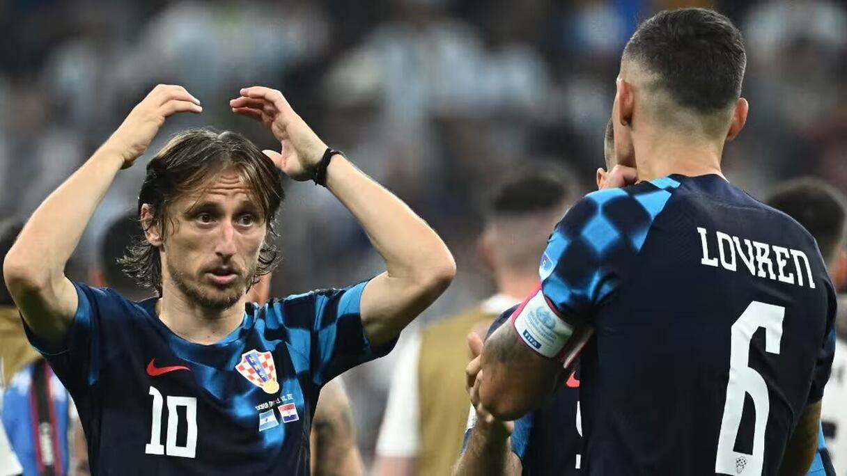 Luka Modric et Dejan Lovren après la demi-finale de Coupe du monde perdue par la Croatie contre l'Argentine, mardi 13 décembre 2022.