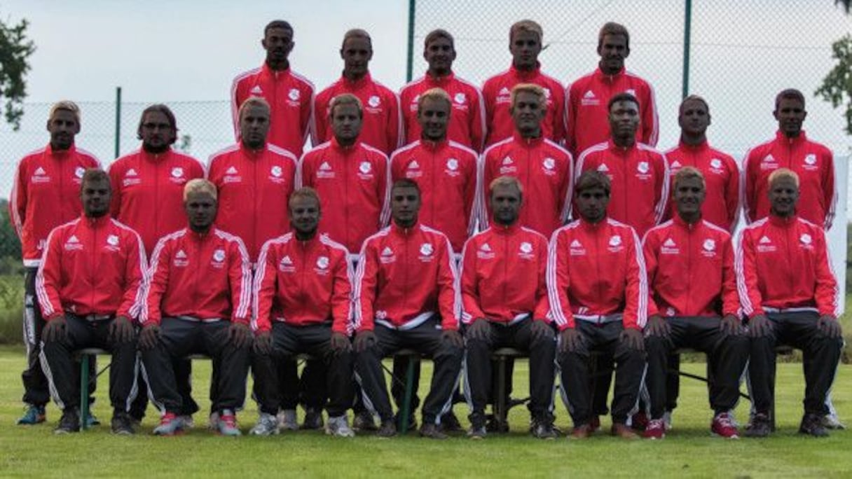 L'équipe allemande de football amateur du Deinster SV a publié cette photo de ses membres, le visage noirci, en solidarité avec deux joueurs soudanais du club, victimes d'agressions racistes. / Crédits : Deinster SV