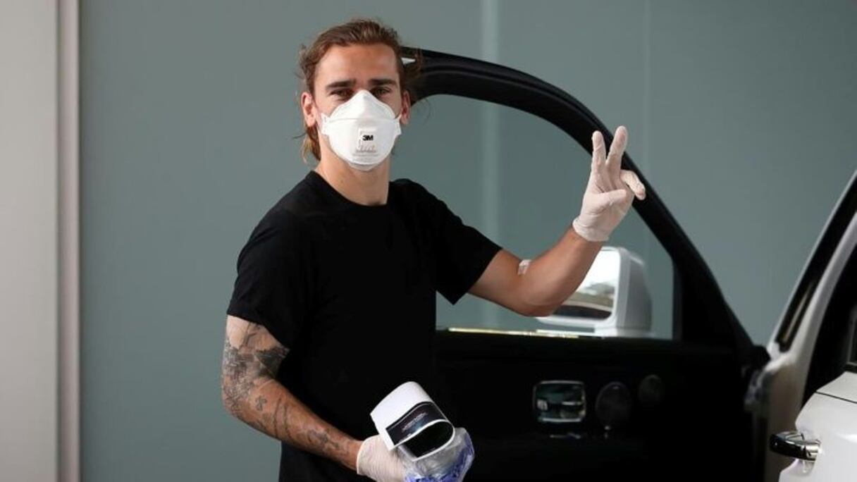 L'attaquant du FC Barcelone Antoine Griezmann arrive masqué à l'entraînement à Sant Joan Despi (Espagne) le 6 mai 2020