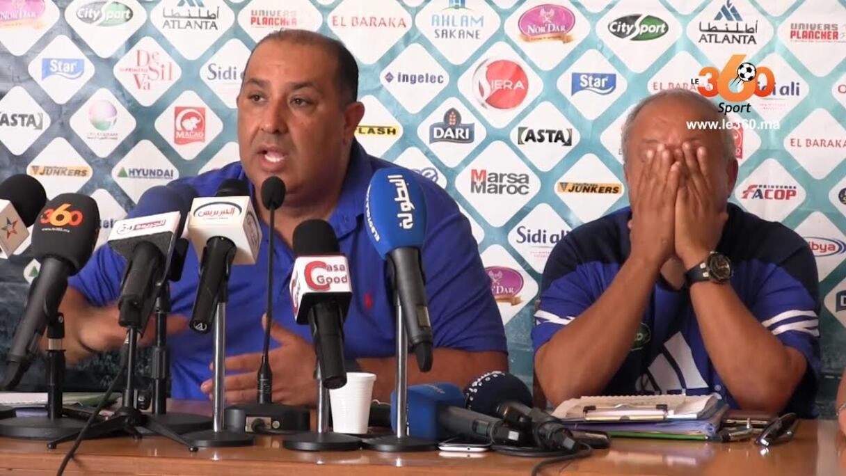 Said Hasbane, président du Raja et M'hamed Fakhir, entraîneur des Verts, lors d'une conférence de presse.