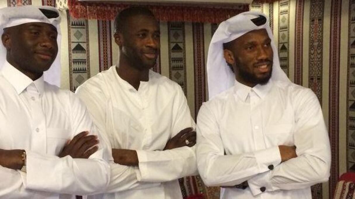 Yaya Touré (centre), et Didier Drogba (droite)