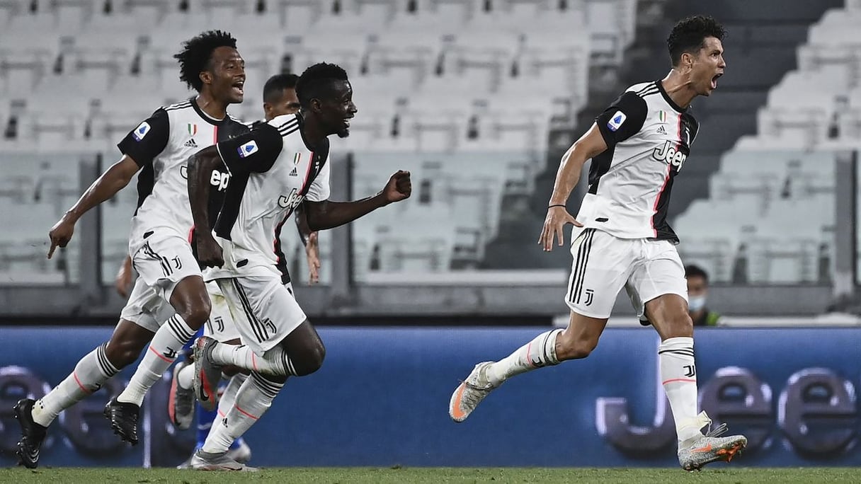 Ronaldo félicité par ses coéquipiers.