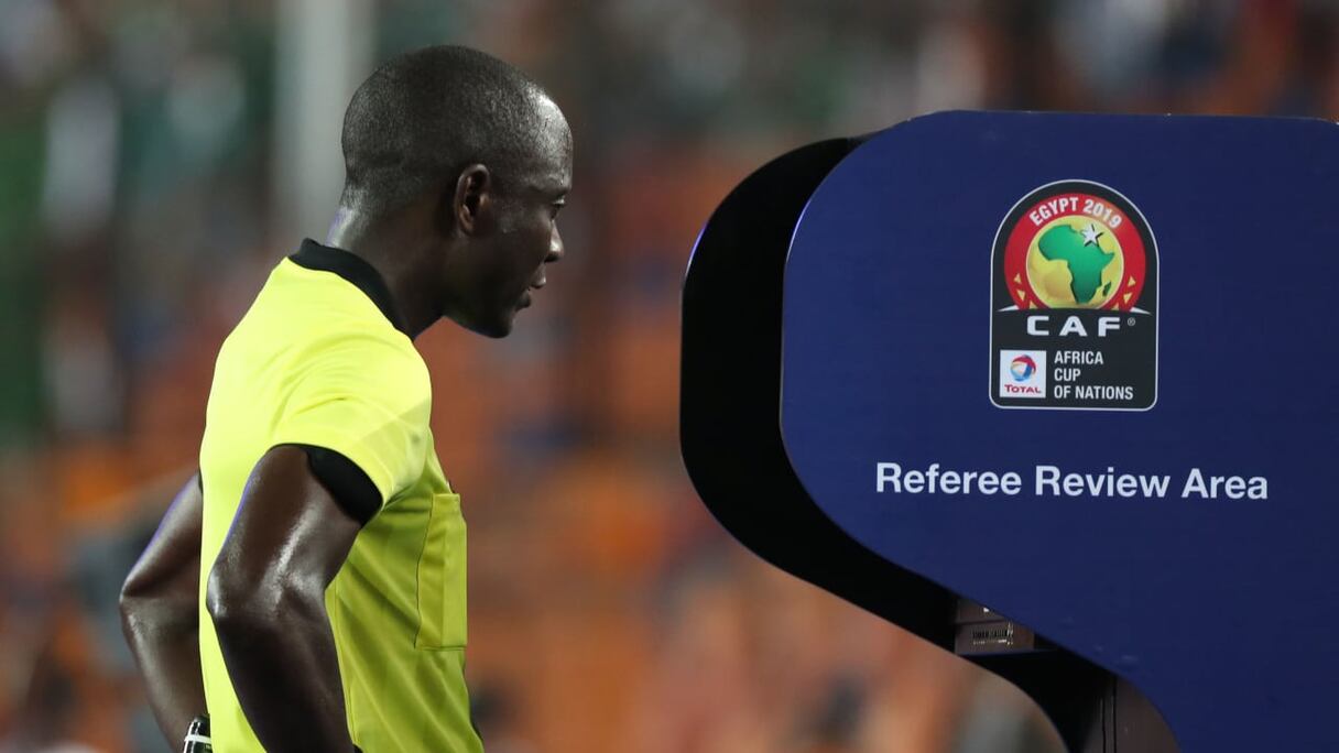 Un arbitre africain consultant la VAR.
