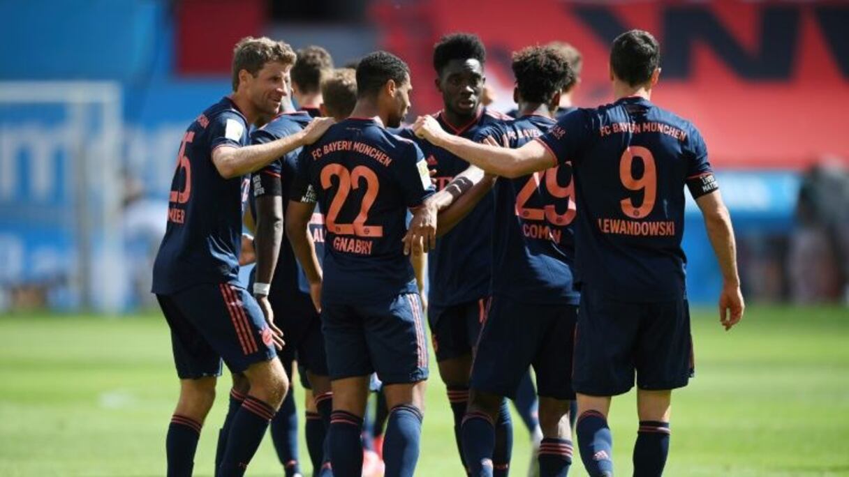 Les joueurs du Bayern Munich se congratulent après un but de Serge Gnabry (2e en partant de la gauche) contre le Bayer Leverkusen en championnat d'Allemagne le 6 juin 2020 à Leverkusen.