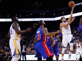 Stephen Curry des Golden State Warriors tente un panier face aux Detroit Pistons, le 9 novembre 2015 à Oakland.