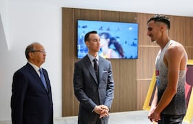 ولي العهد الأمير مولاي الحسن في حديث إلى بطل ألعاب القوى المغربي سفيان البقالي، خلال افتتاح الدورة الـ17 من الملتقى الدولي محمد السادس لألعاب القوى، المحطة الثالثة من منافسات العصبة الماسية