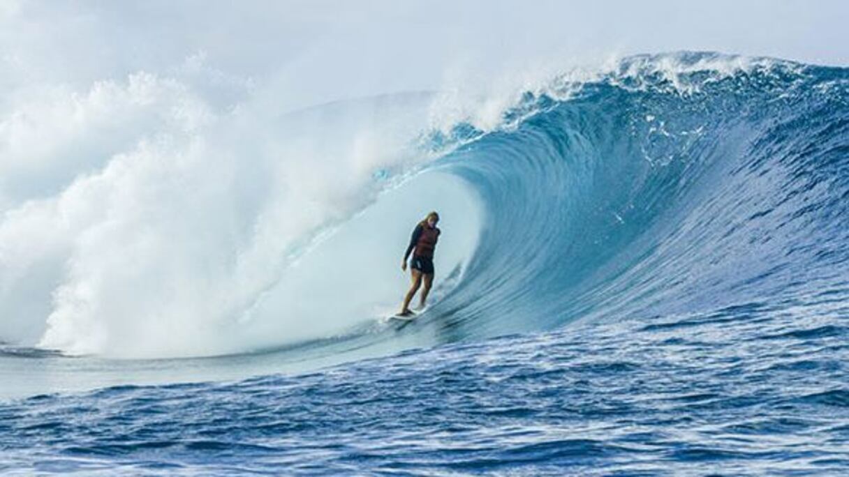 Un surfeur dans les vagues.