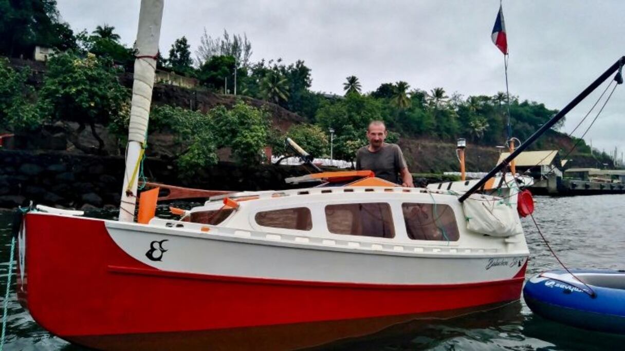 Le navigateur Yann Quénet à bord de son "Baluchon", le 27 2020 à Hiva Oa, aux îles Marquises en Polynésie française.