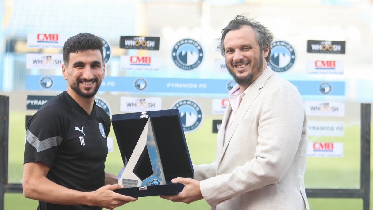 Walid El Karti recevant le prix du meilleur joueur du mois de mai 2023au club de Pyramids FC