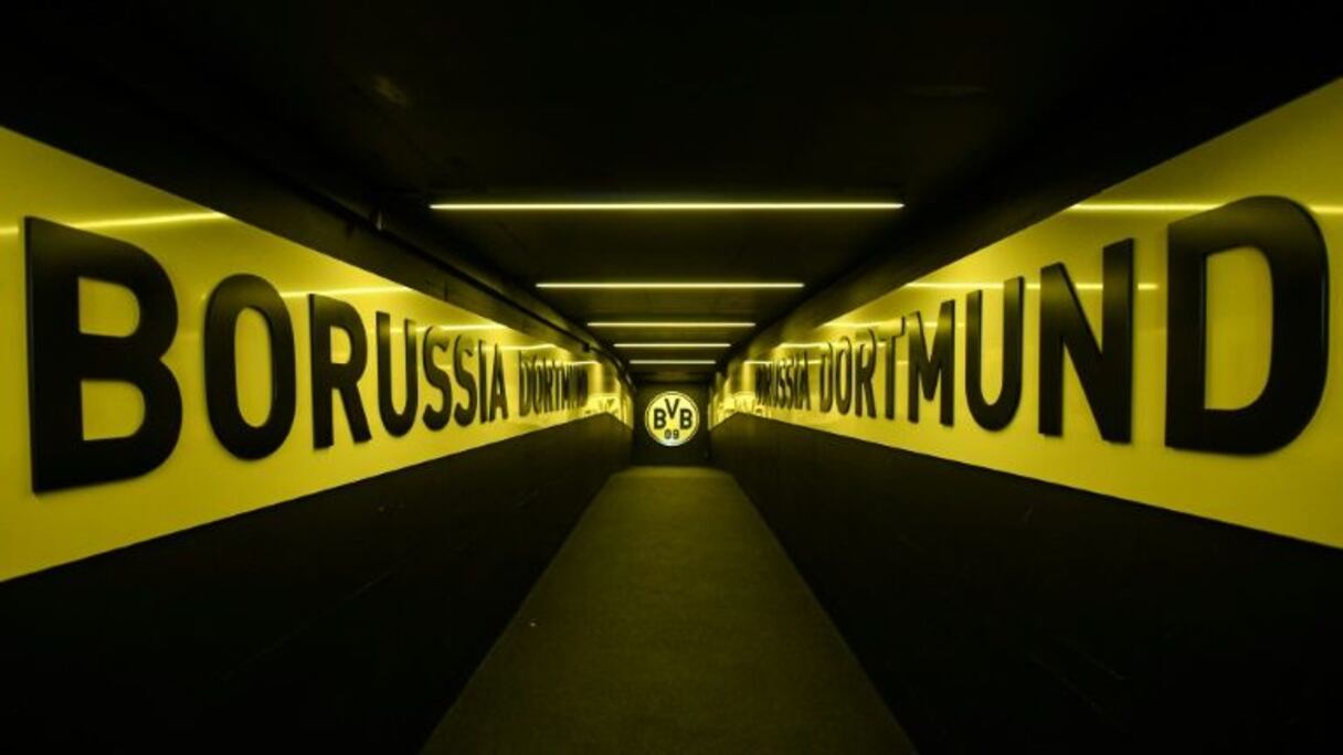 La Bundesliga voit le bout du tunnel, comme celui du club allemand du Borussia Dortmund, menant des vestiaires à la pelouse du Iduna Park le 5 mai 2020 à Dortmund