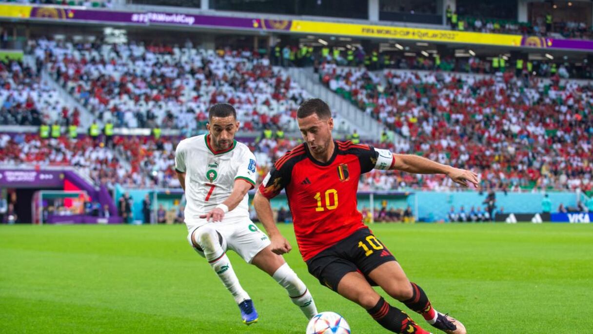 Eden hazard face à Hakim Ziyech lors du match Maroc-Belgique au Mondial 2022