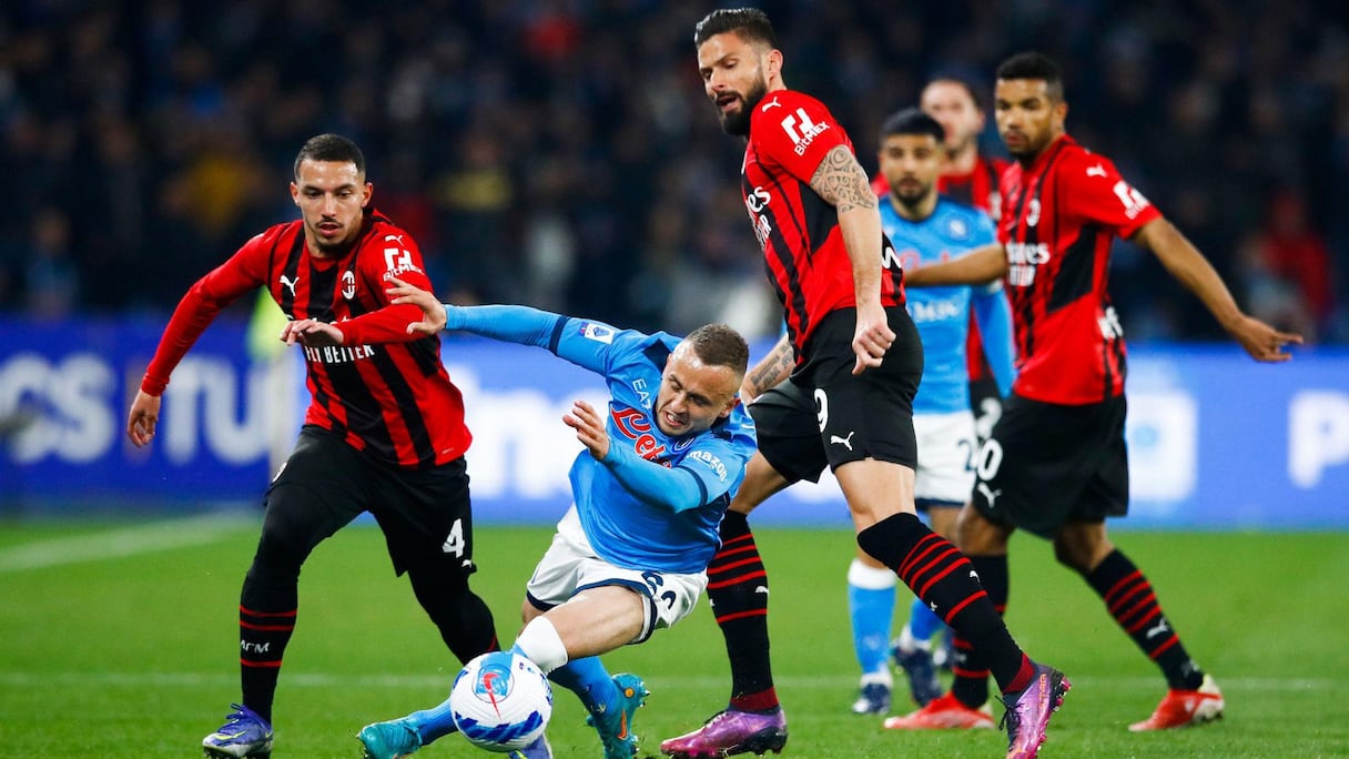 Duel entre l'AC Milan et Naples au match aller des quarts de finale de la Ligue des champions.