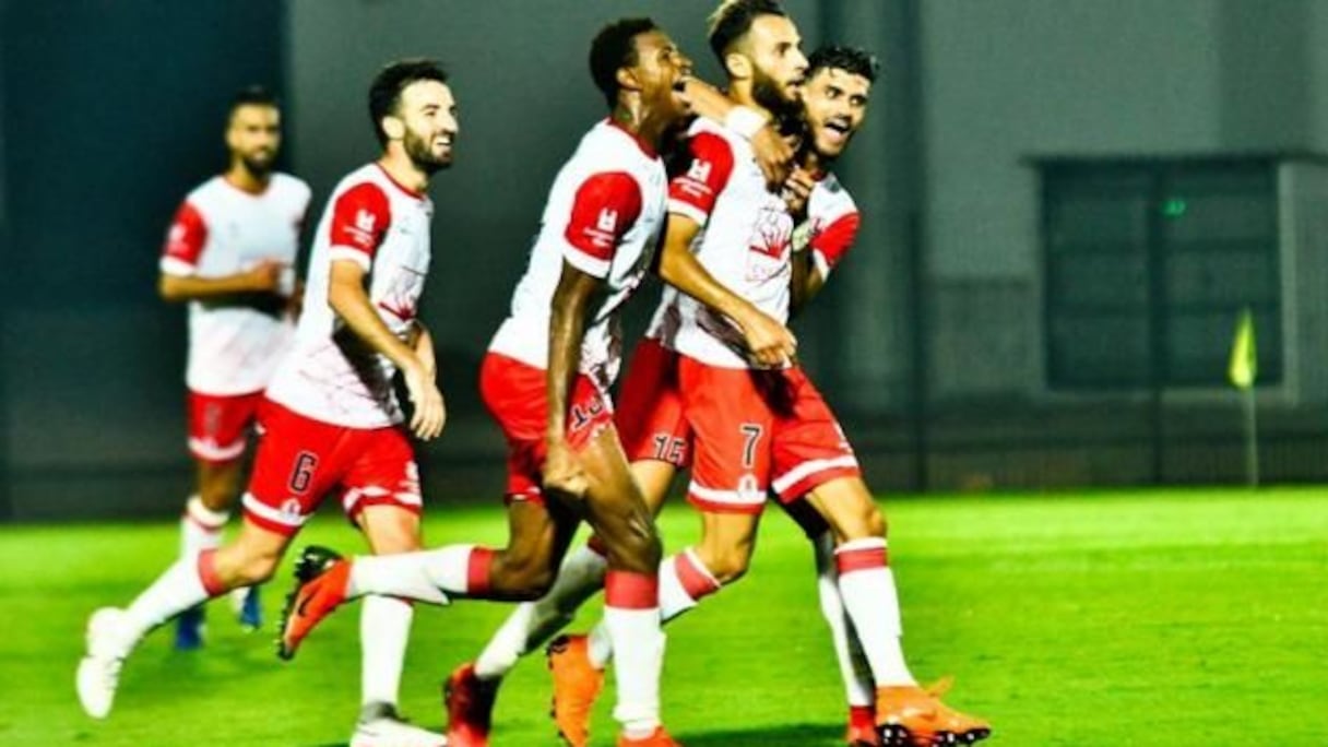 Des joueurs du FUS exultent après une victoire.