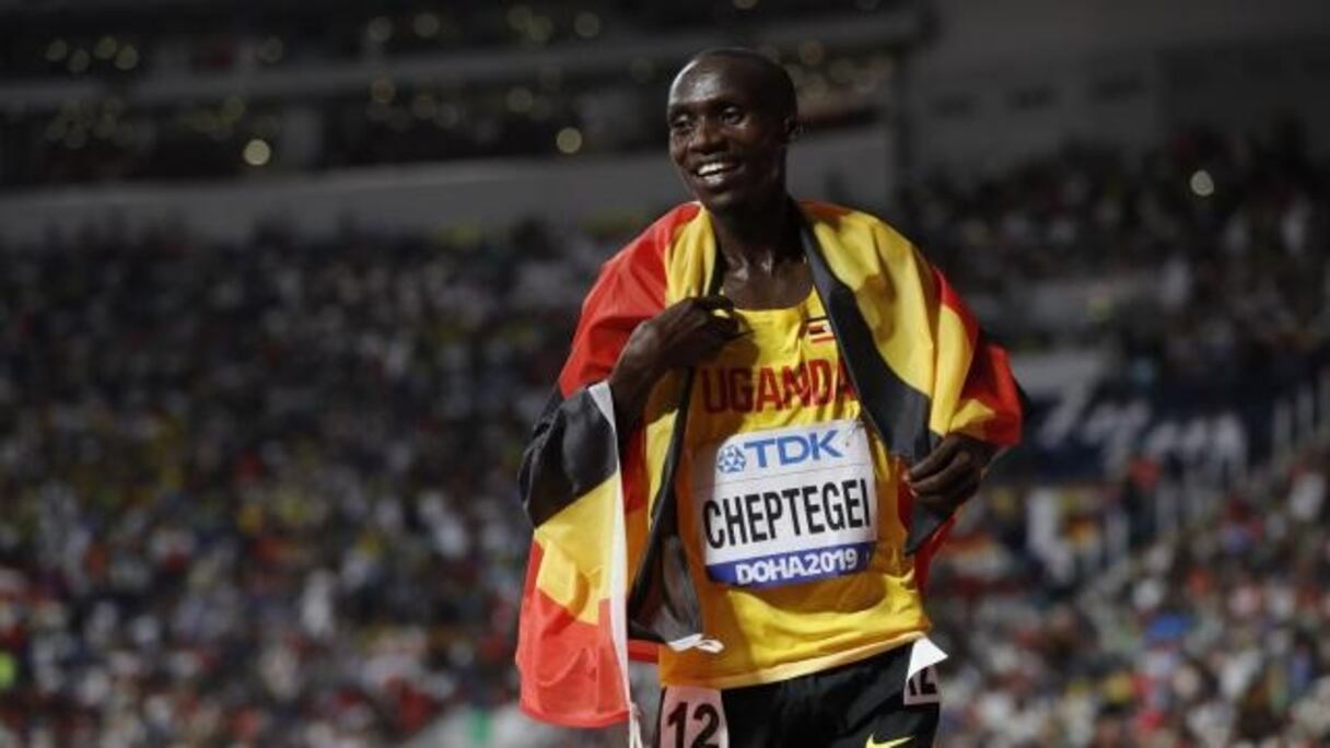 Le coureur ougandais Joshua Cheptegei victorieux du 10.000 mètres aux Mondiaux d'athlétisme, le 6 octobre 2019 à Doha