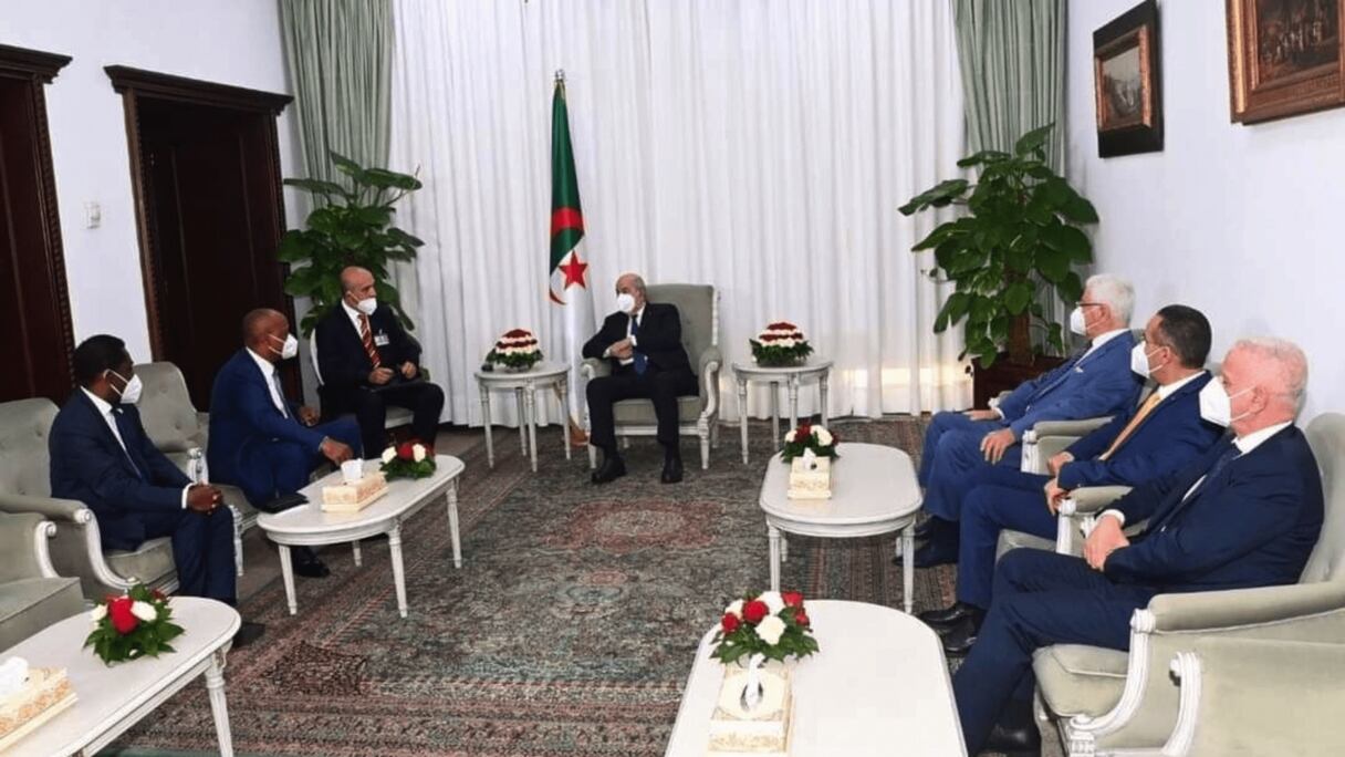 Le président de la CAF, Patrice Motsepe, lors de sa rencontre avec le président algérien, Abdelmadjid Tebboune.