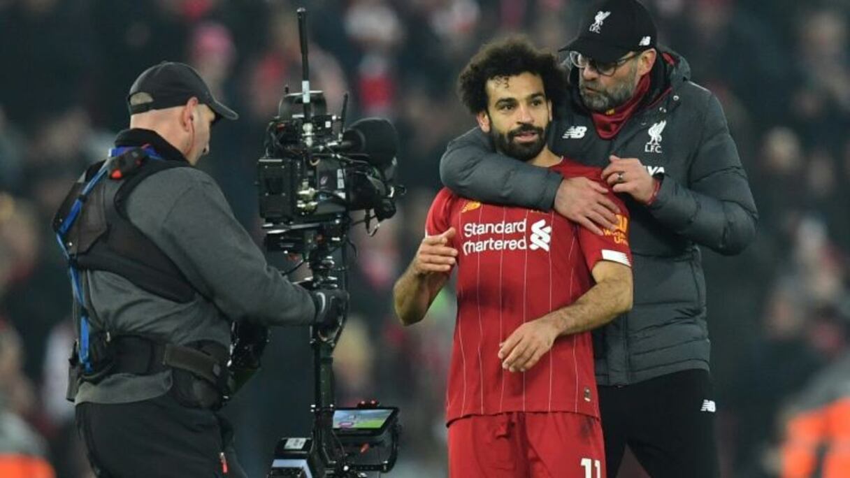 Accolade entre l'entraîneur de Liverpool Jürgen Klopp et l'attaquant Mohamed Salah, à l'issue d'un match contre Manchester United à Anfield, le 19 janvier 2020.