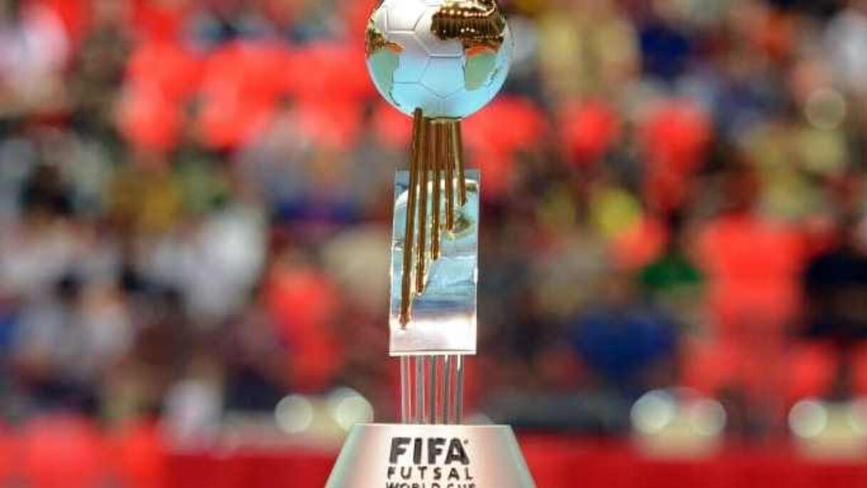 Le trophée de la Coupe du monde de futsal.