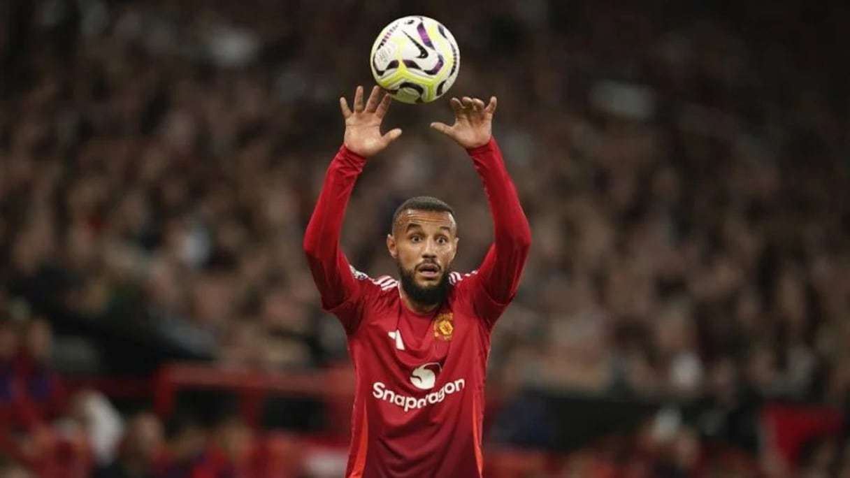 Mazraoui portant les couleurs du Manchester United - saison 2024-25.