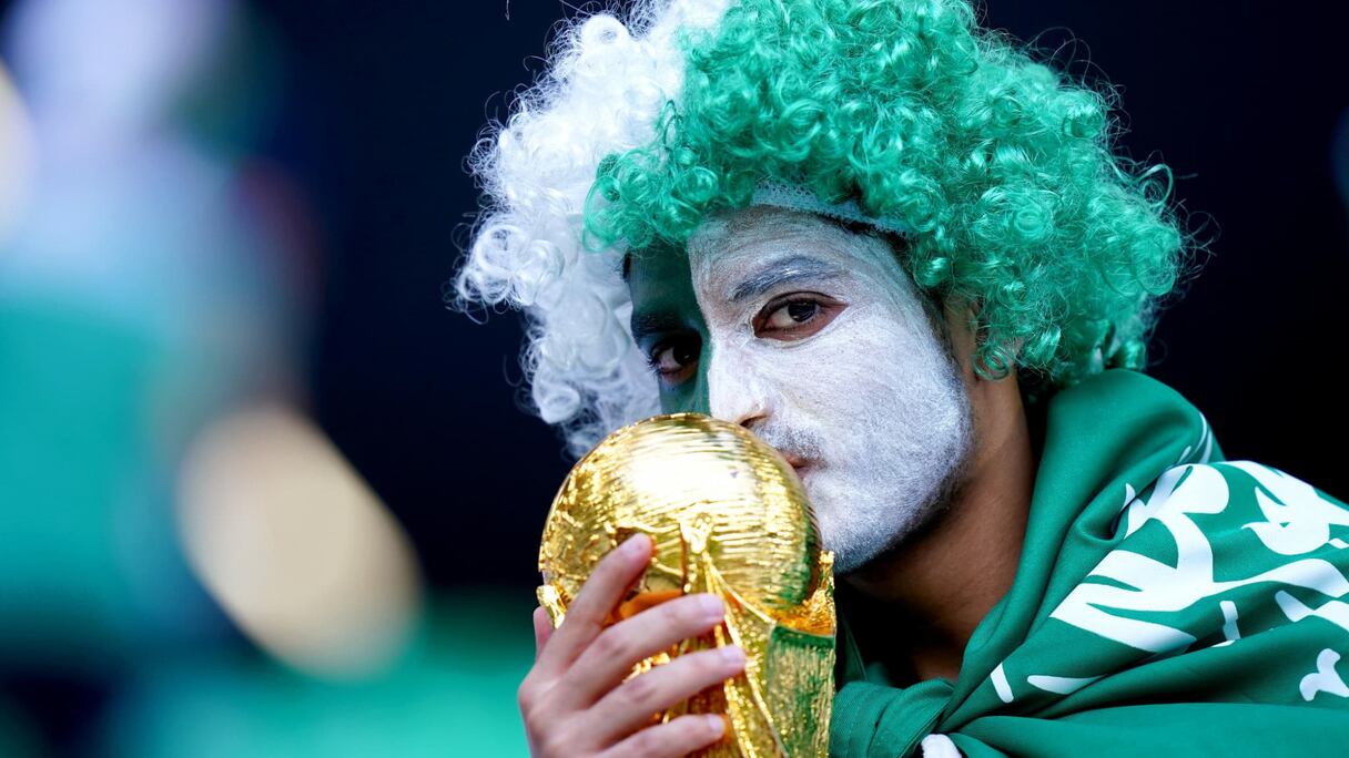 Un supporter saoudien avec une réplique du trophée de la Coupe du monde.