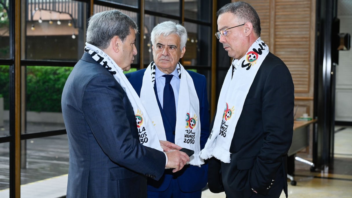 Fouzi Lekjaa, président de la Fédération royale marocaine de football, Pedro Rocha, président de la Fédération royale espagnole de football, et Fernando Gomes, président de la Fédération portugaise de football, le jeudi 16 mai au Congrès de la FIFA à Bangkok.