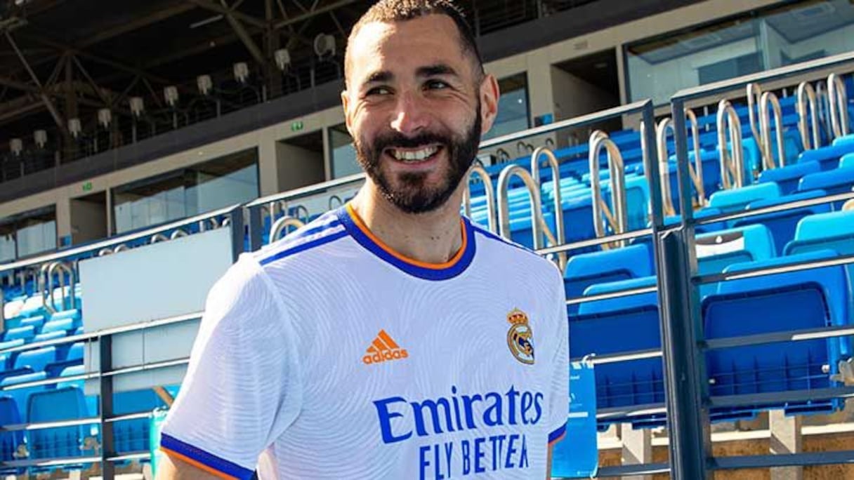 Karim Benzema posant avec le nouveau maillot du Real.