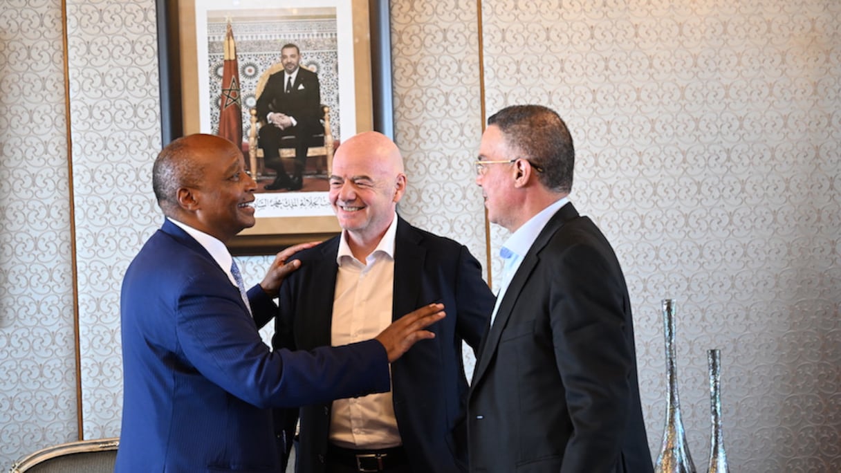 Fouzi Lekjaa, président de la FRMF, Gianni Infantino, président de la FIFA, et Patrice Motsepe, président de la CAF.